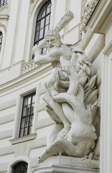 Статуя Геркулеса, сражающегося с Гидрой — стоковое фото