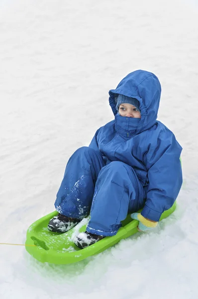 Kinder auf Schlitten im Winter — Stockfoto