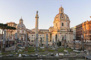 Şafakta bazilika ulpia ve trajan sütunu