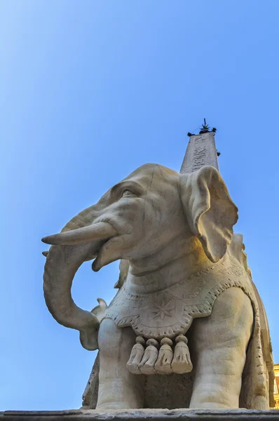 Elefante e obelisco — Fotografia de Stock