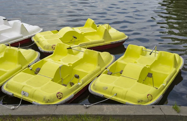 Hydrobikes anchoread på stranden — Stockfoto