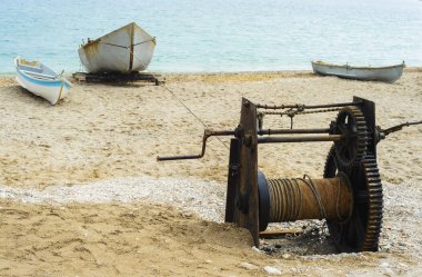 Trol ile sahilinde balıkçı teknesi çekti