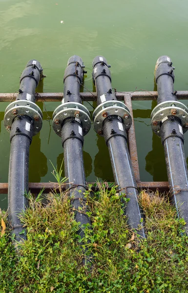 Water leidingen voor de afvoer van het meer — Stockfoto