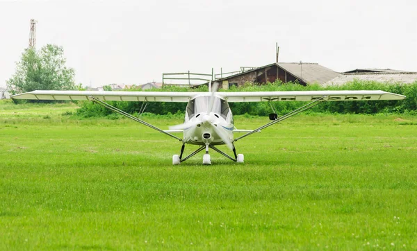 Avion de voltige blanc se préparant au décollage — Photo