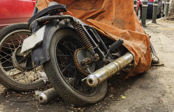 Παλιά μοτοσικλέτα καλυμμένο με μουσαμά — Φωτογραφία Αρχείου