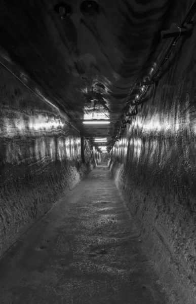 Ciemny wąski tunel — Zdjęcie stockowe