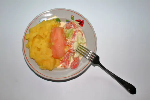 Patates püresi ve salata.