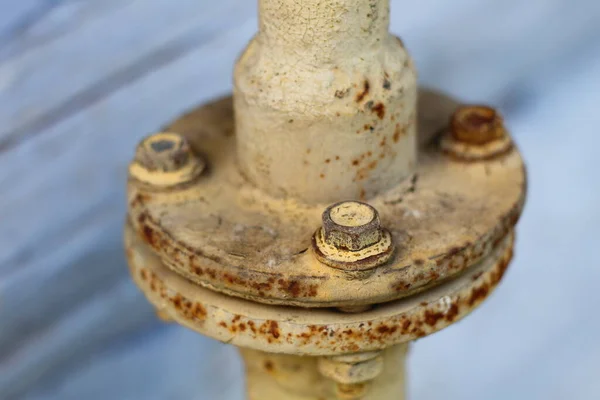 Gas pipe insulating flange connection