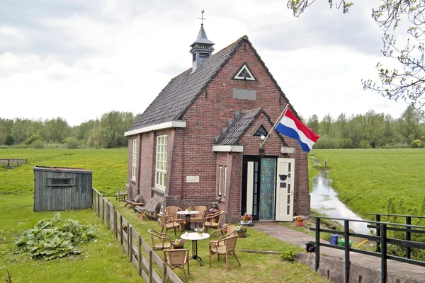 Pequena igreja medieval no campo dos Países Baixos — Fotografia de Stock