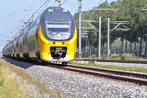 Tåg kör på landsbygden från Nederländerna — Stockfoto