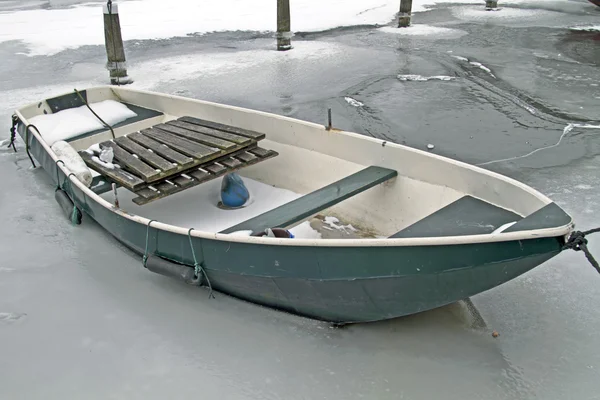 Barca de canotaj în gheață — Fotografie, imagine de stoc