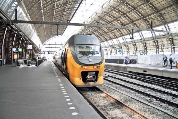 Zug wartet im Hauptbahnhof Amsterdam in den Niederlanden — Stockfoto