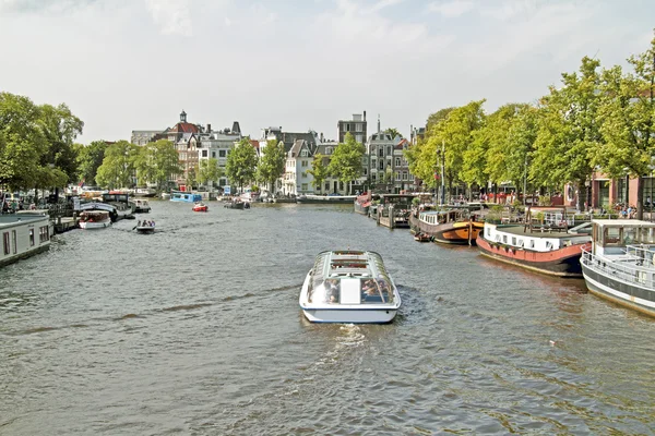 Okružní na řece amstel v Amsterdamu v Nizozemsku — Stock fotografie