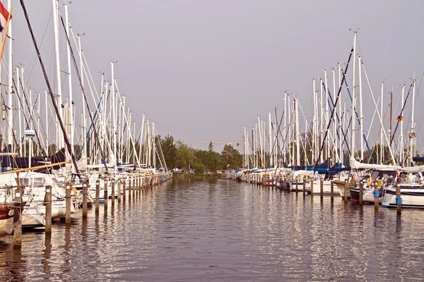 네덜란드에서 항구에 항해 요트 — 스톡 사진
