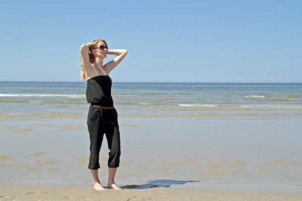 Vacker kvinna avkopplande på stranden — Stockfoto