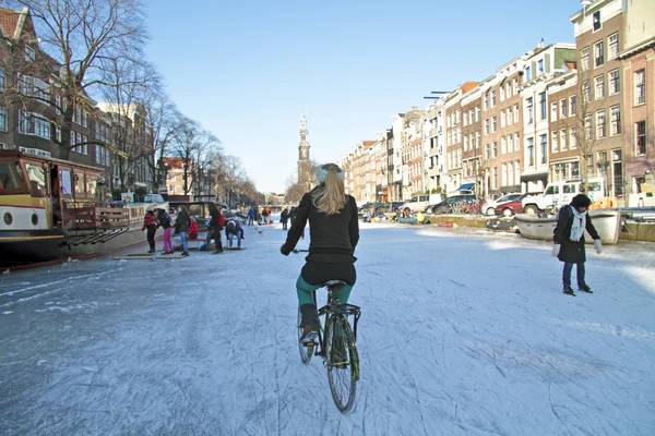 Biking on frozen canals in Amsterdam the Netherlands — Stock Photo, Image