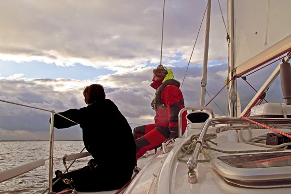 Navegando no IJsselmeer nos Países Baixos ao pôr do sol — Fotografia de Stock