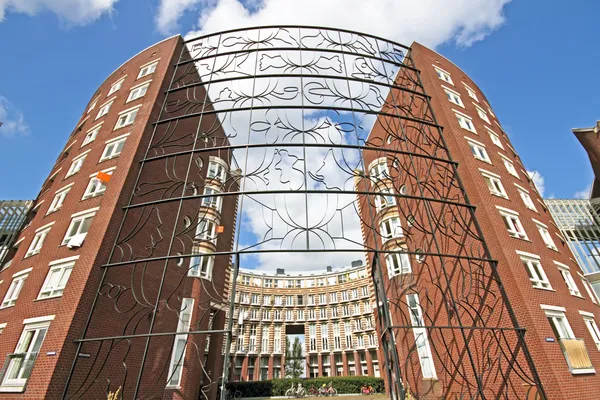 Edificio moderno en Amsterdam Países Bajos — Foto de Stock