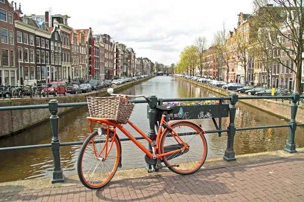 Hollanda amsterdam şehir merkezinde turuncu bisiklet