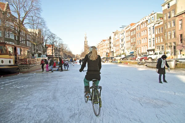 Biking on frozen canals in Amsterdam the Netherlands — Stock Photo, Image