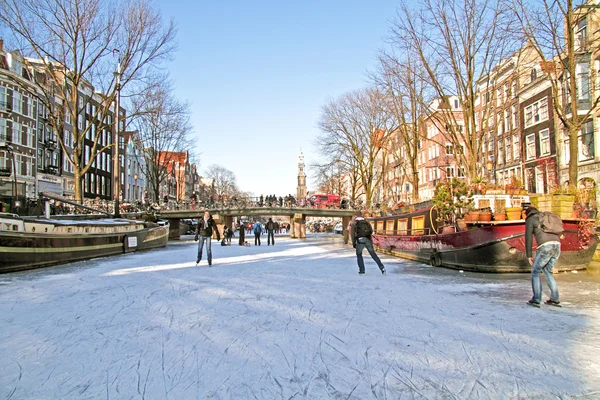 Patinaje sobre hielo en los canales de Ámsterdam los Países Bajos en invierno — Foto de Stock