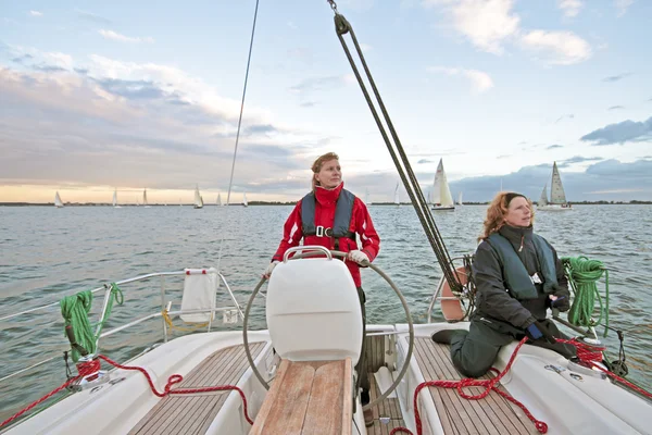 Navigazione sull'IJsselmeer nei Paesi Bassi al tramonto — Foto Stock