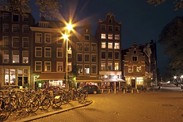 Amsterdam nocą w Holandii — Zdjęcie stockowe