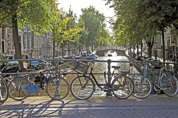 Streetview v Amsterdamu v Nizozemsku za soumraku — Stock fotografie