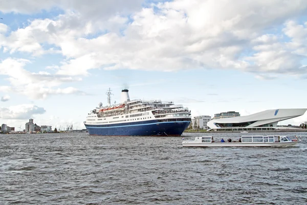 O porto de Amsterdã, na Holanda — Fotografia de Stock