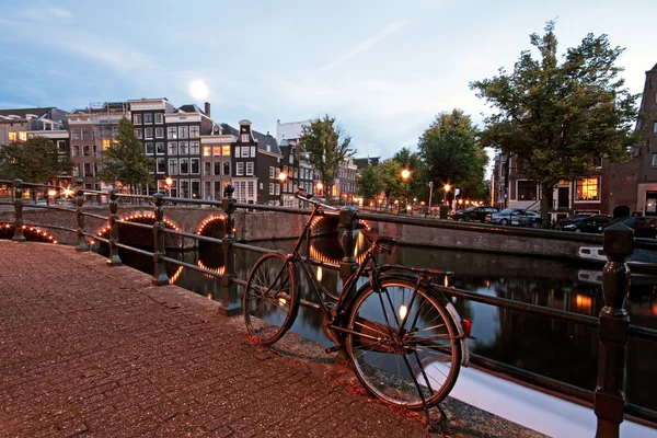 オランダでの夜のアムステルダム — ストック写真