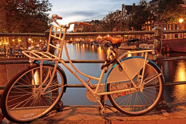 Ámsterdam de noche en los Países Bajos — Foto de Stock