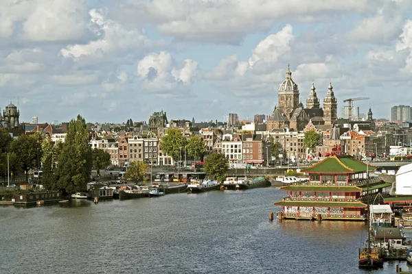 Ciudad escénica de Amsterdam en los Países Bajos —  Fotos de Stock