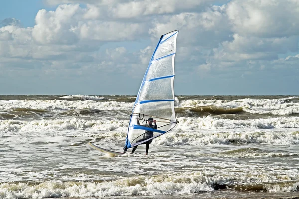 Kitesurfing på zandvoort aan zee i Nederländerna — Stockfoto