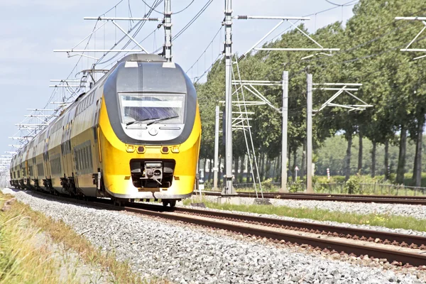 Tåg kör på landsbygden från Nederländerna — Stockfoto