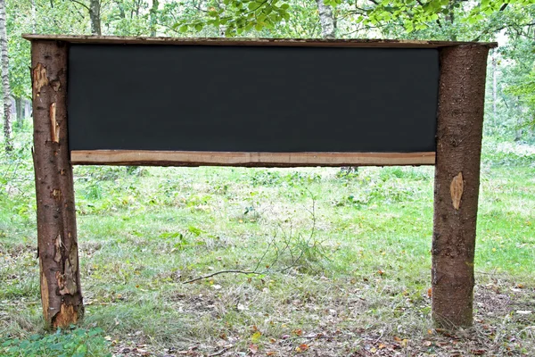 Sinal de madeira na floresta — Fotografia de Stock