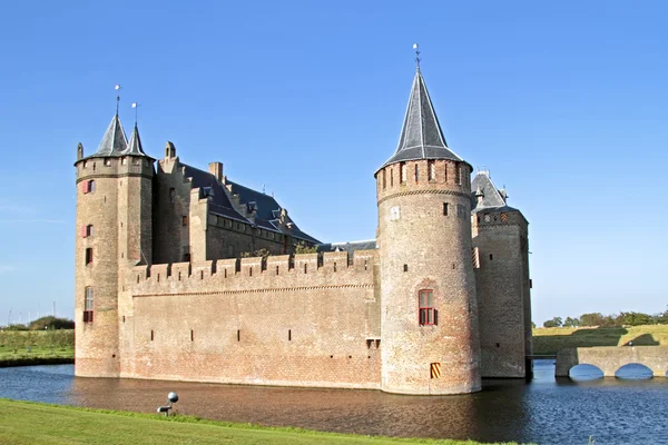 Castelo medieval 'Muiderslot' em Muiden Países Baixos — Fotografia de Stock