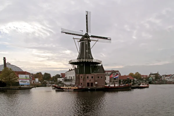 Tradicionális szélmalommal, Haarlem város Hollandiában — Stock Fotó