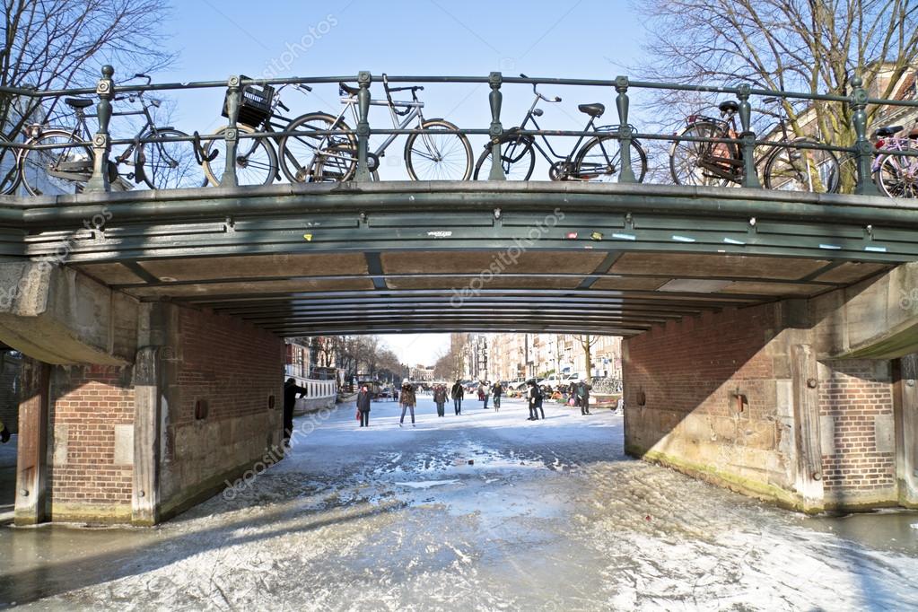 en los canales de amsterdam en Holanda en invierno — Foto de stock