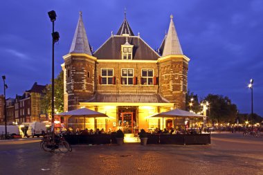 de waag Amsterdam'da Hollanda geceleri bina.