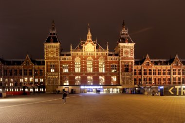 Amsterdam 'daki merkez istasyon Hollanda' da gece
