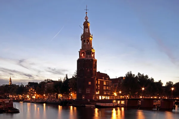 Torre d'acqua medievale ad Amsterdam (Paesi Bassi) al crepuscolo — Foto Stock