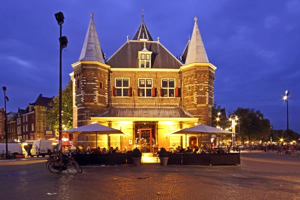 De waag gebouw in amsterdam Nederland per nacht — Stockfoto