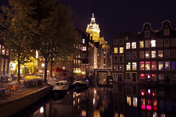 Городской пейзаж из Амстердама в Нидерландах ночью — стоковое фото