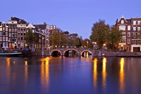 Ville pittoresque d'Amsterdam Pays-Bas au crépuscule — Photo