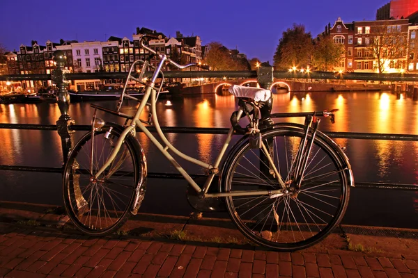 Vieja bicicleta holandesa en el Amtel de Ámsterdam en los Países Bajos por n —  Fotos de Stock