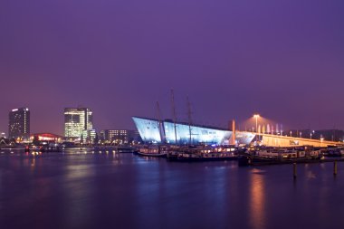 Hollanda Amsterdam liman gece