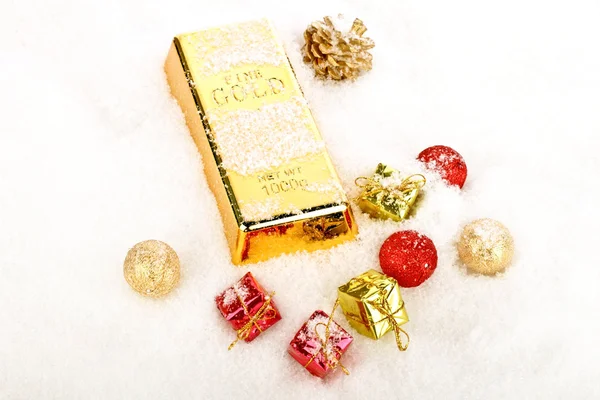 Arany, bár mint karácsonyi ajándékot a hóban, a díszek — Stock Fotó