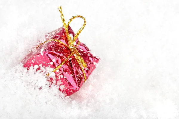 Рождественский подарок в снегу — стоковое фото