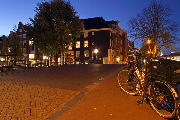 Amsterdam street view nei Paesi Bassi al crepuscolo — Foto Stock