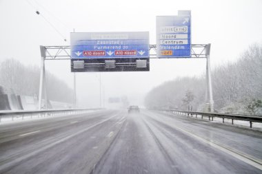 kar fırtınasında Hollanda otoyolda sürüş